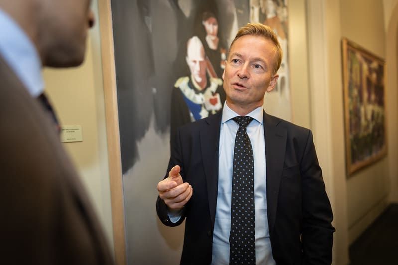 Helge Orten i gangen på Stortinget.
